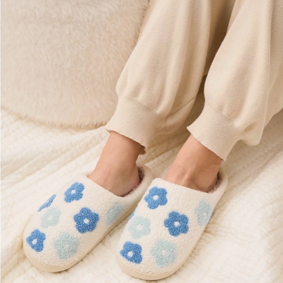 The Darling Effect Shoes - The Darling Effect Blue Flower Soft Fuzzy Hard Sole Lightweight Slippers